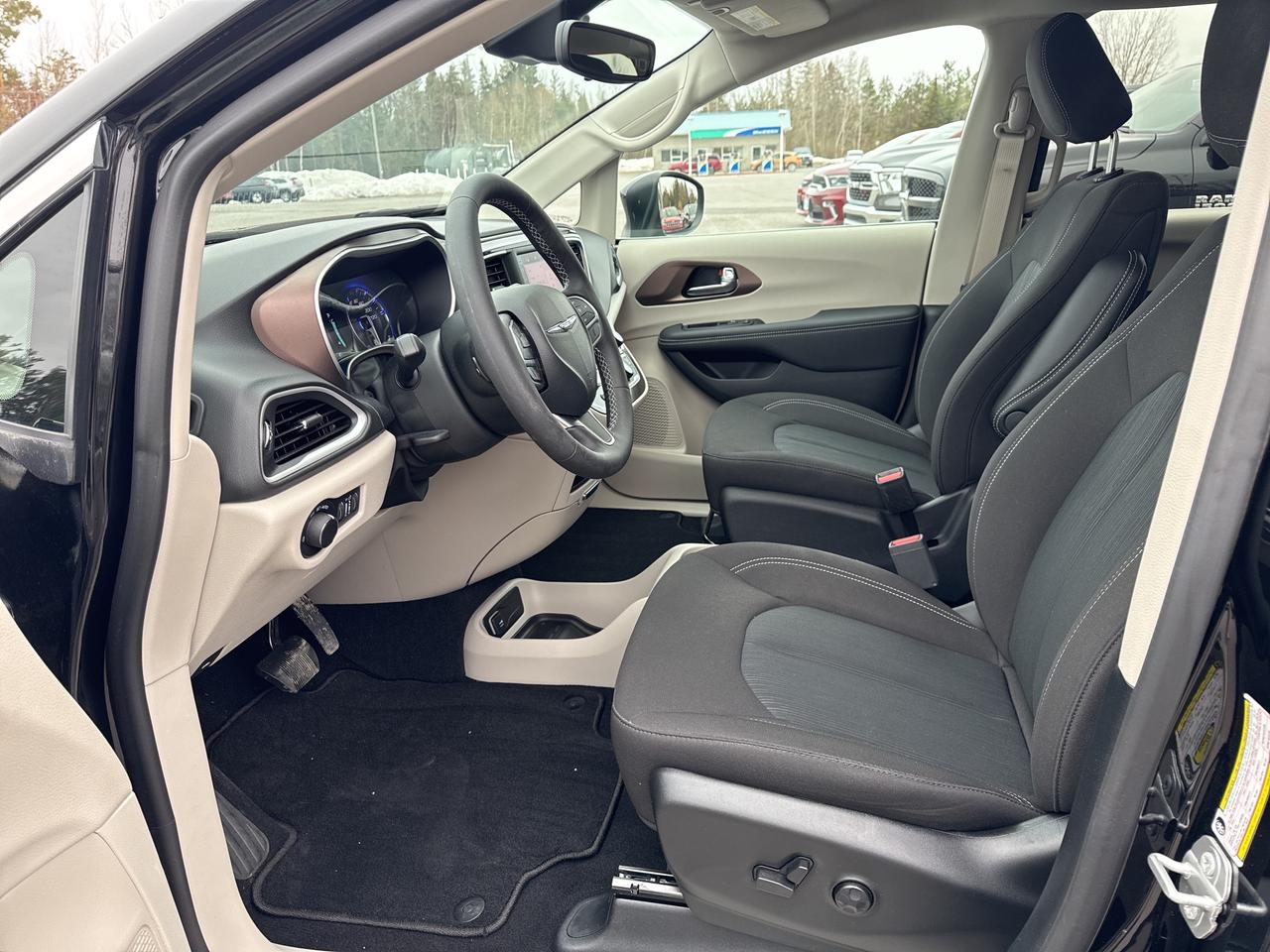 2024 Chrysler Grand Caravan SXT- Htd Seats/Wheel-Remote start Photo2