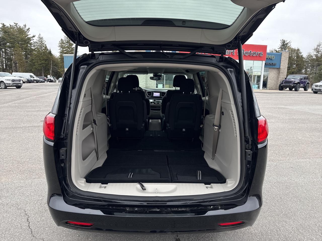 2024 Chrysler Grand Caravan SXT- Htd Seats/Wheel-Remote start Photo