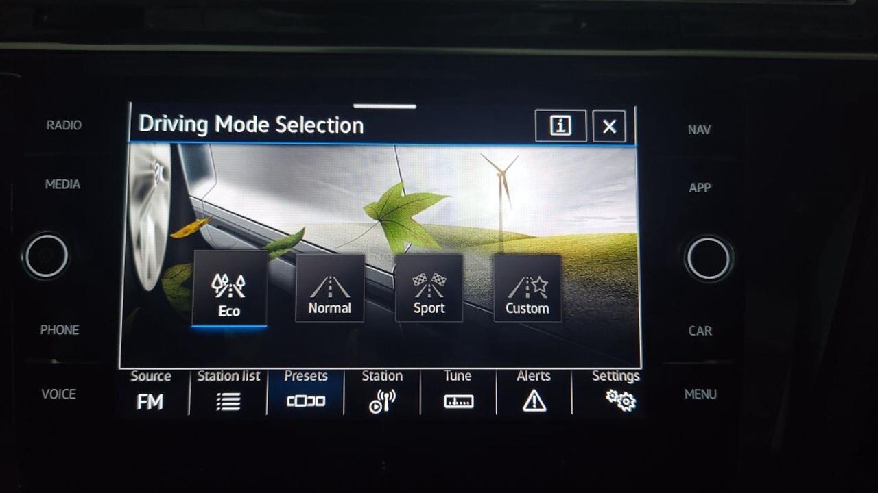 2023 Volkswagen Tiguan Highline R-Line 4MOTION/Clean carfax/ Leather/Remo Photo