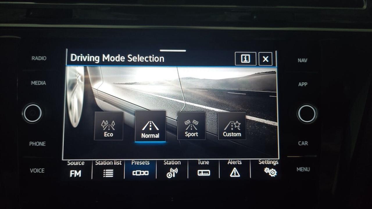2023 Volkswagen Tiguan Highline R-Line 4MOTION/Clean carfax/ Leather/Remo Photo