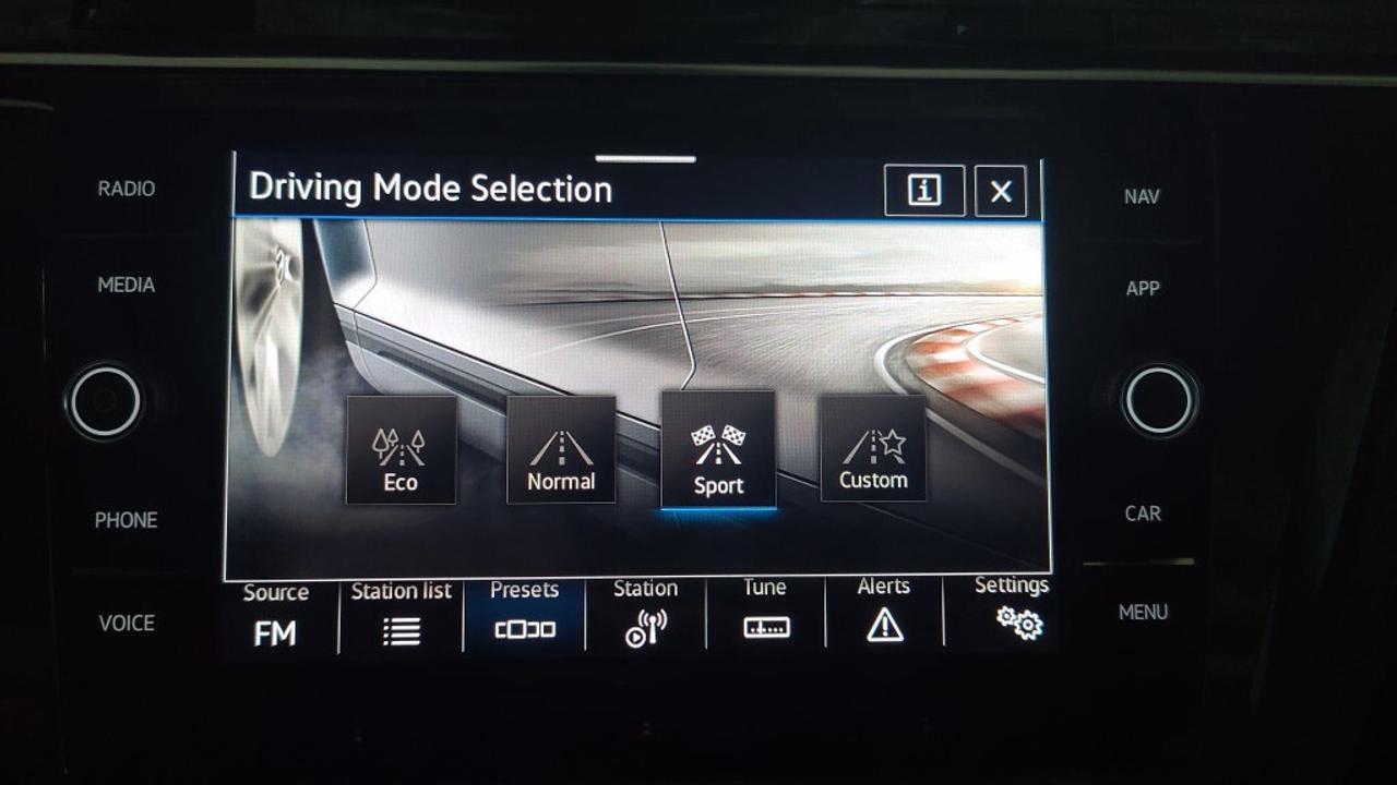 2023 Volkswagen Tiguan Highline R-Line 4MOTION/Clean carfax/ Leather/Remo Photo