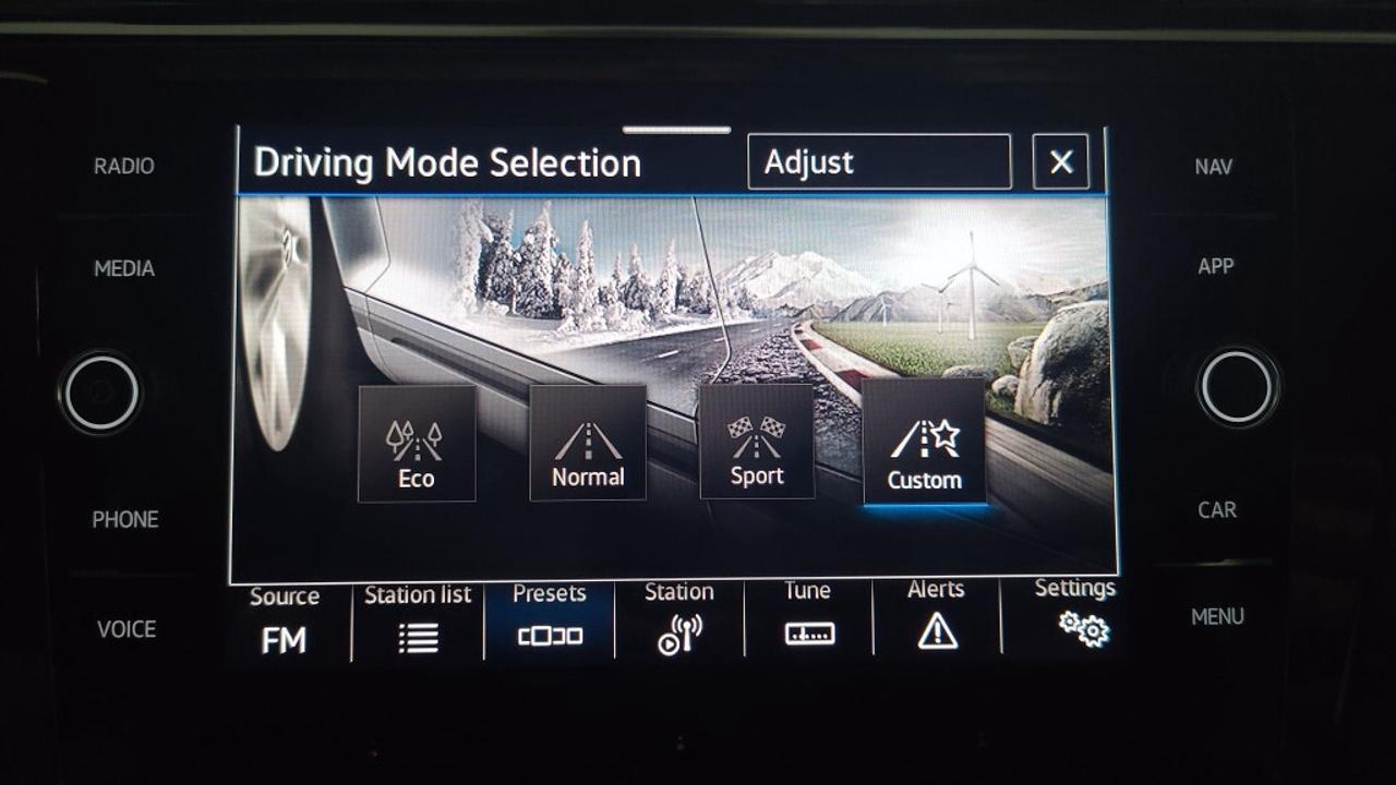 2023 Volkswagen Tiguan Highline R-Line 4MOTION/Clean carfax/ Leather/Remo Photo
