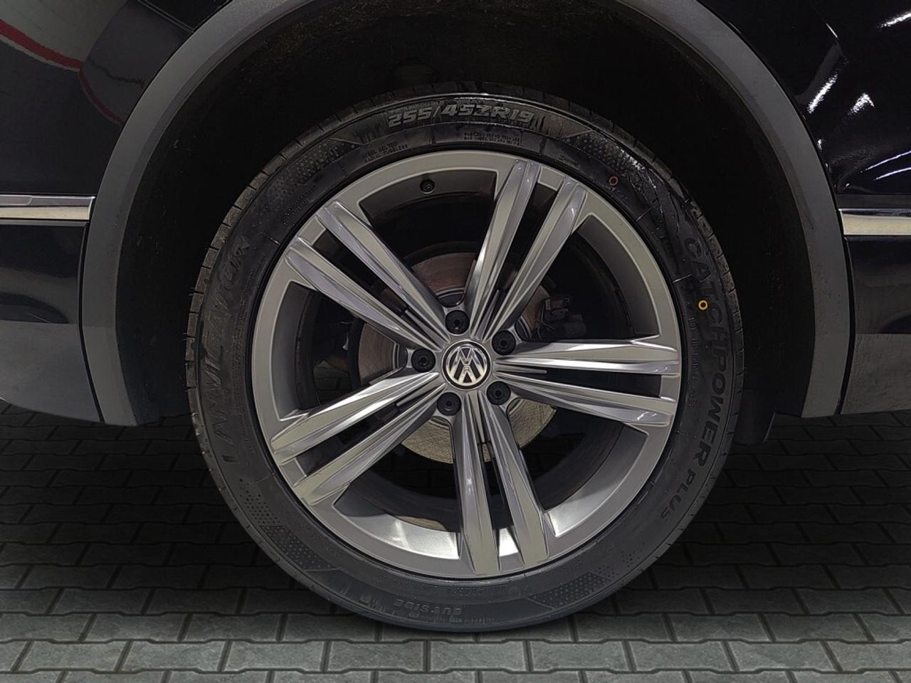 2019 Volkswagen Tiguan Highline R Line / Leather / NAVI / Sunroof / Remot Photo