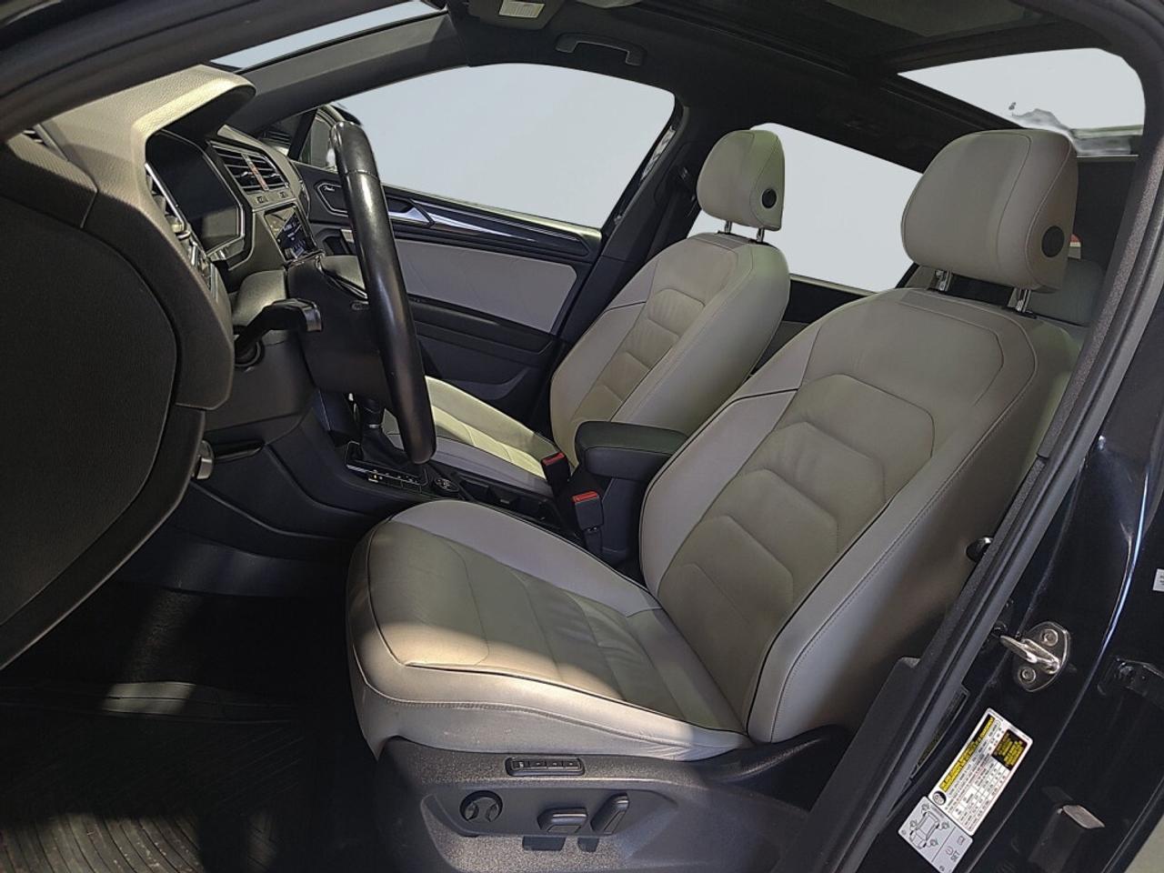 2019 Volkswagen Tiguan Highline R Line / Leather / NAVI / Sunroof / Remot Photo