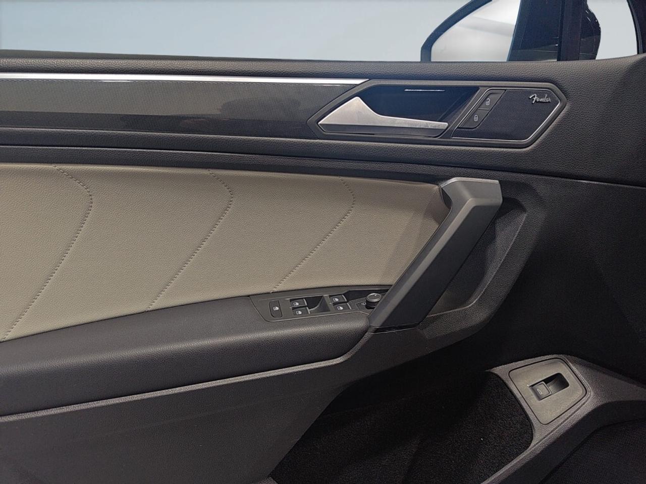 2019 Volkswagen Tiguan Highline R Line / Leather / NAVI / Sunroof / Remot Photo