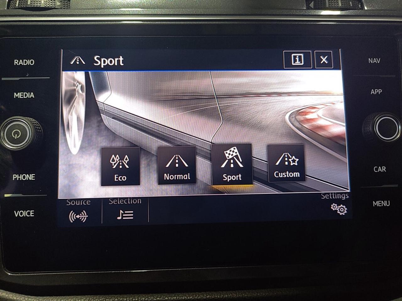 2019 Volkswagen Tiguan Highline R Line / Leather / NAVI / Sunroof / Remot Photo