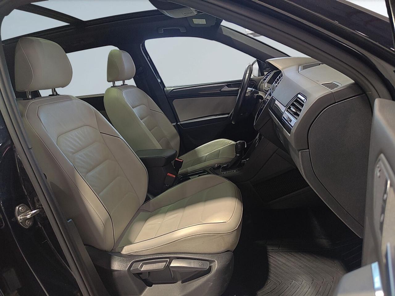 2019 Volkswagen Tiguan Highline R Line / Leather / NAVI / Sunroof / Remot Photo