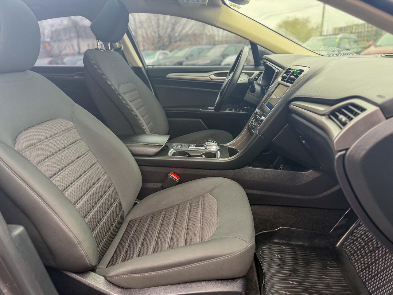 2020 Ford Fusion SE FWD Photo