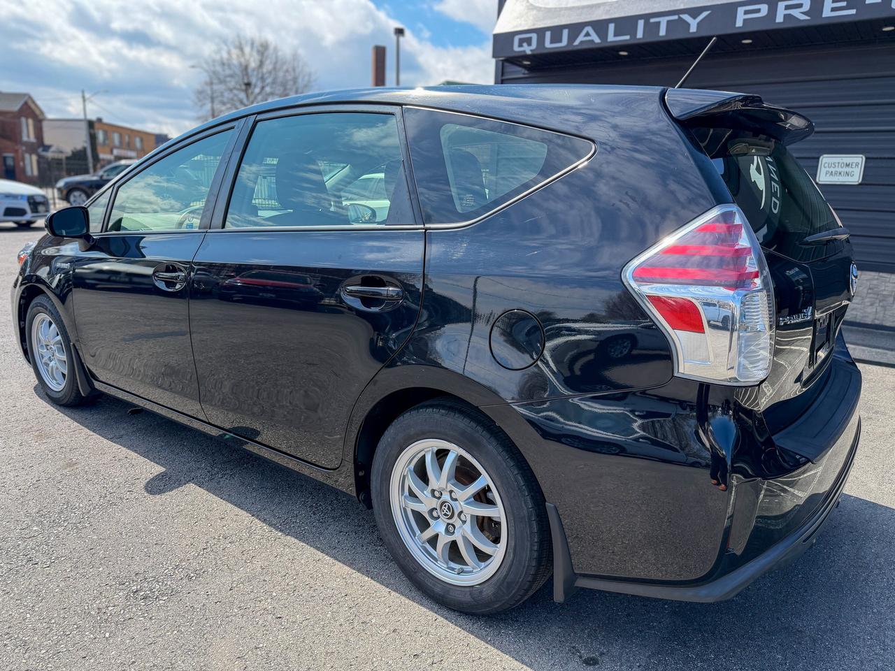 2016 Toyota Prius v HYBRID/LOW KM/CAMERA/PUSH START/1.8L/PUSH START Photo2