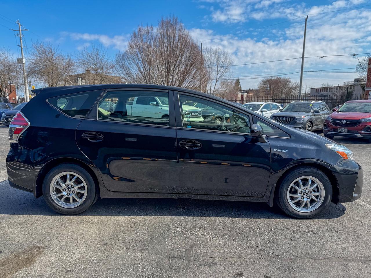 2016 Toyota Prius v HYBRID/LOW KM/CAMERA/PUSH START/1.8L/PUSH START Photo