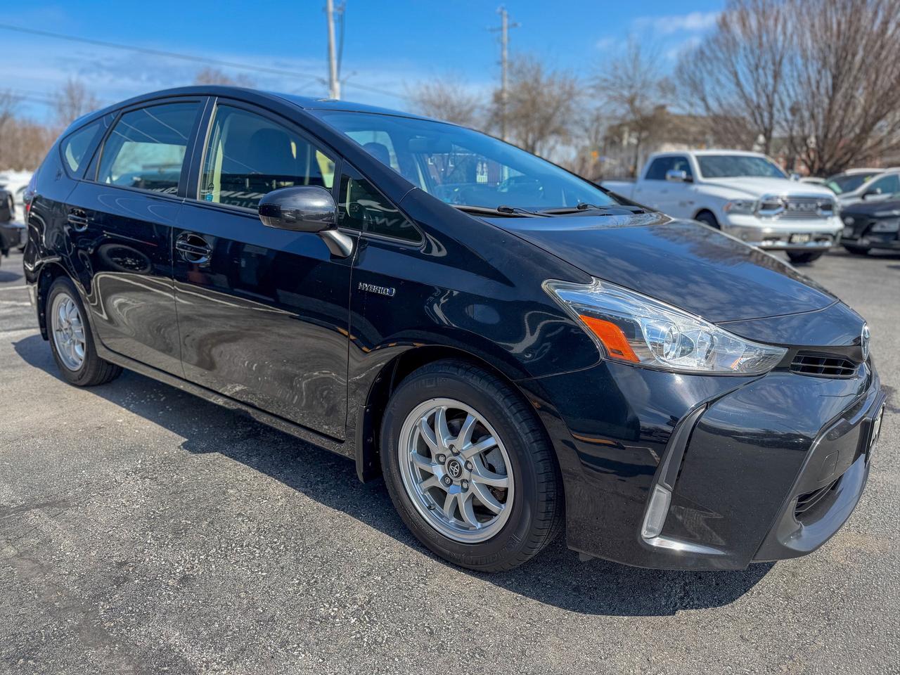 2016 Toyota Prius v HYBRID/LOW KM/CAMERA/PUSH START/1.8L/PUSH START Photo