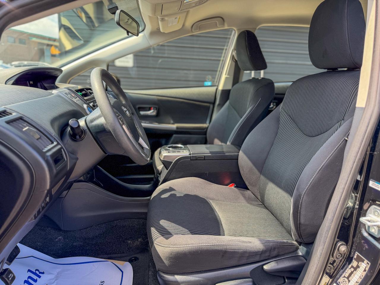 2016 Toyota Prius v HYBRID/LOW KM/CAMERA/PUSH START/1.8L/PUSH START Photo