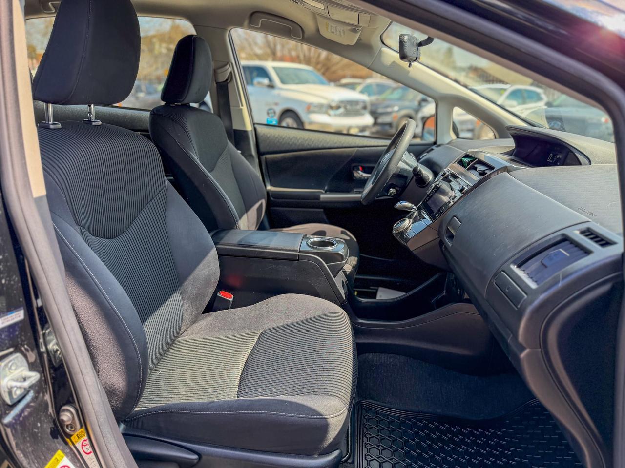 2016 Toyota Prius v HYBRID/LOW KM/CAMERA/PUSH START/1.8L/PUSH START Photo