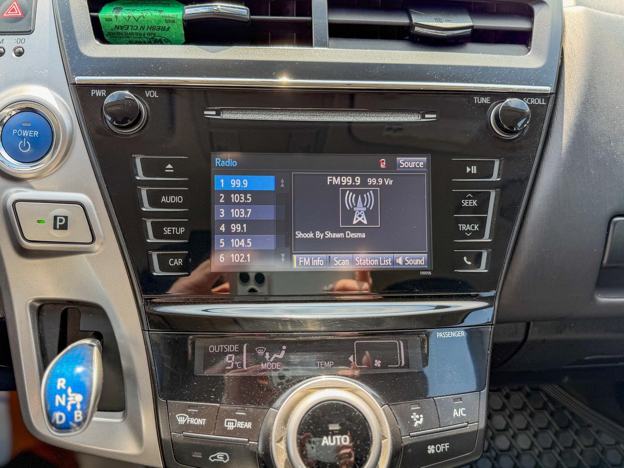 2016 Toyota Prius v HYBRID/LOW KM/CAMERA/PUSH START/1.8L/PUSH START Photo