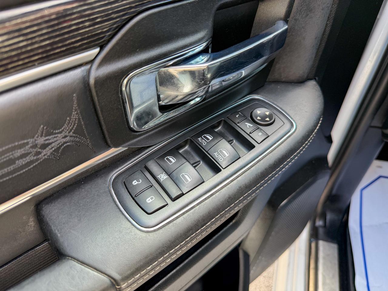 2016 RAM 1500 Limited-Crew Cab/4X4/NAVI/CAMERA/REMOTE/ROOF/3.0L Photo