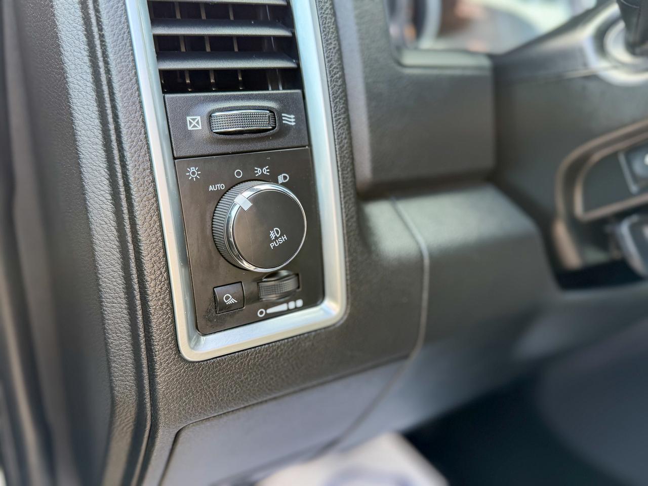 2016 RAM 1500 Limited-Crew Cab/4X4/NAVI/CAMERA/REMOTE/ROOF/3.0L Photo
