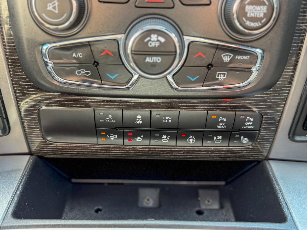 2016 RAM 1500 Limited-Crew Cab/4X4/NAVI/CAMERA/REMOTE/ROOF/3.0L Photo