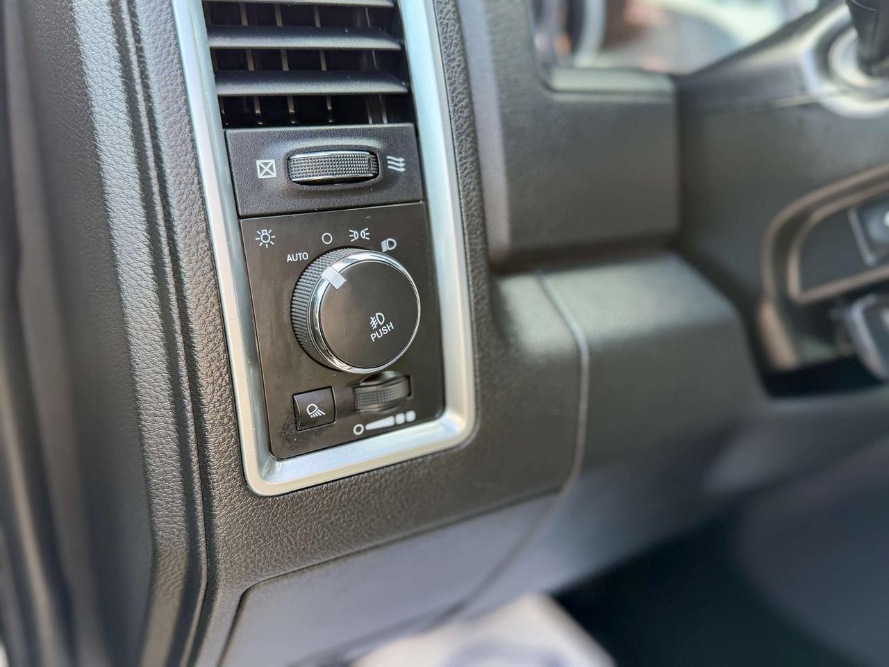 2016 RAM 1500 Limited-Crew Cab/4X4/CAMERA/REMOTE/ROOF/3.0L Photo