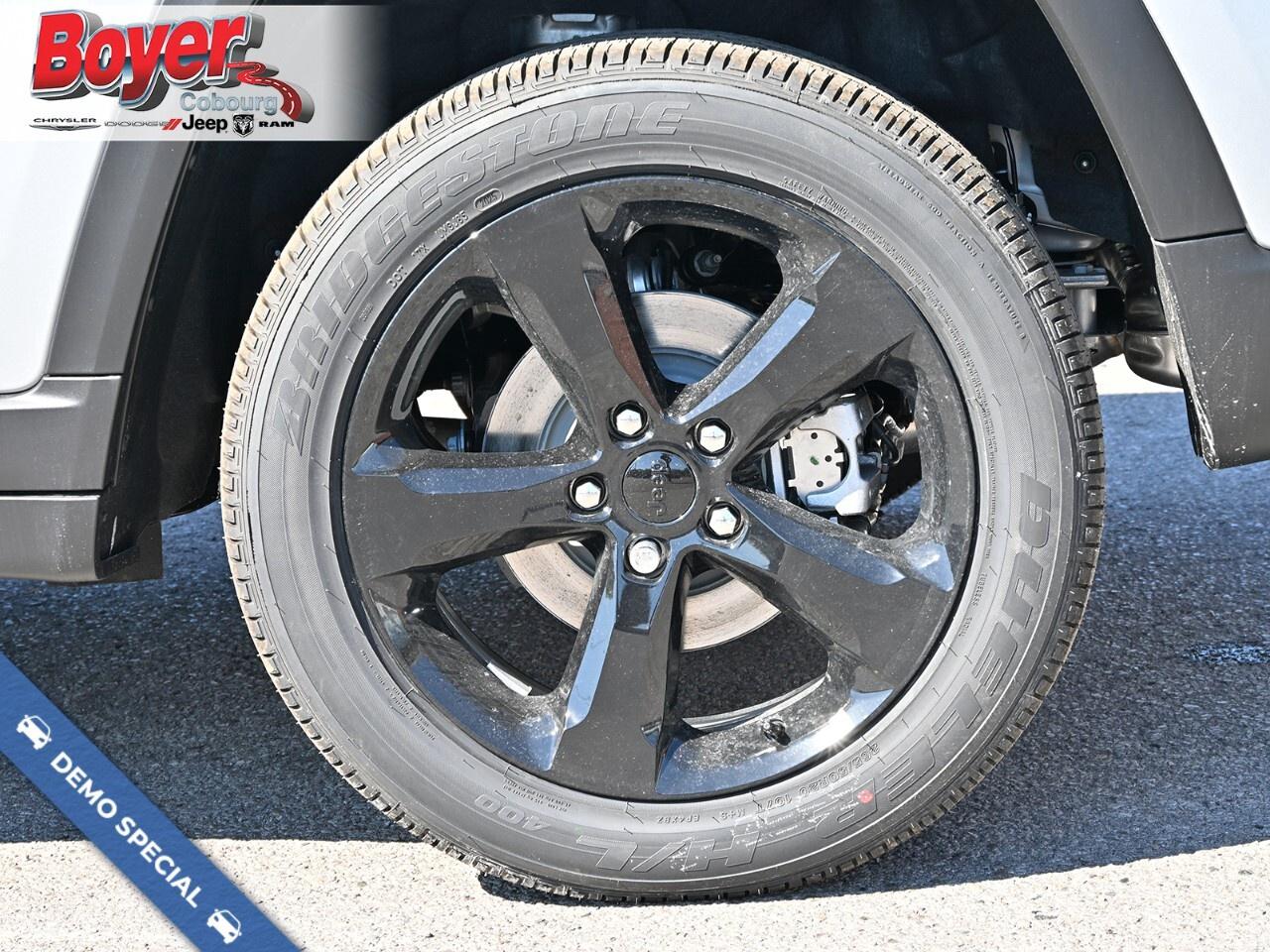 2025 Jeep Grand Cherokee LAREDO 4x4 Photo4