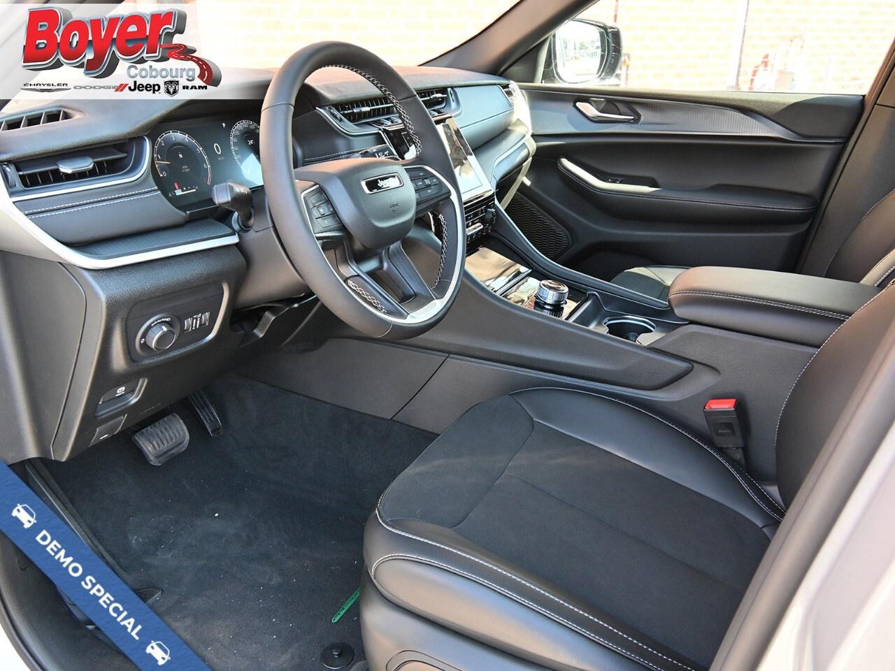 2025 Jeep Grand Cherokee LAREDO 4x4 Photo