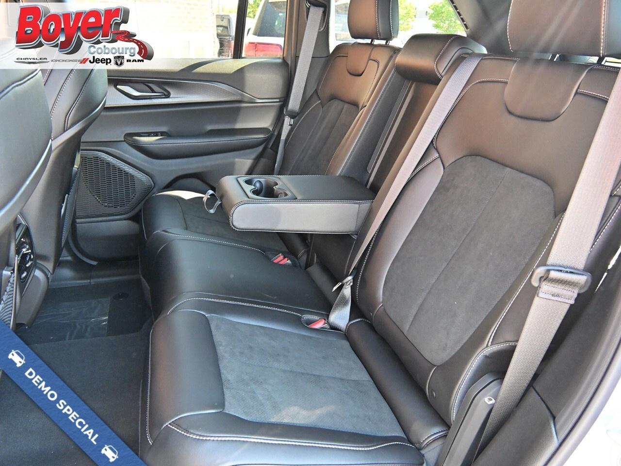 2025 Jeep Grand Cherokee LAREDO 4x4 Photo