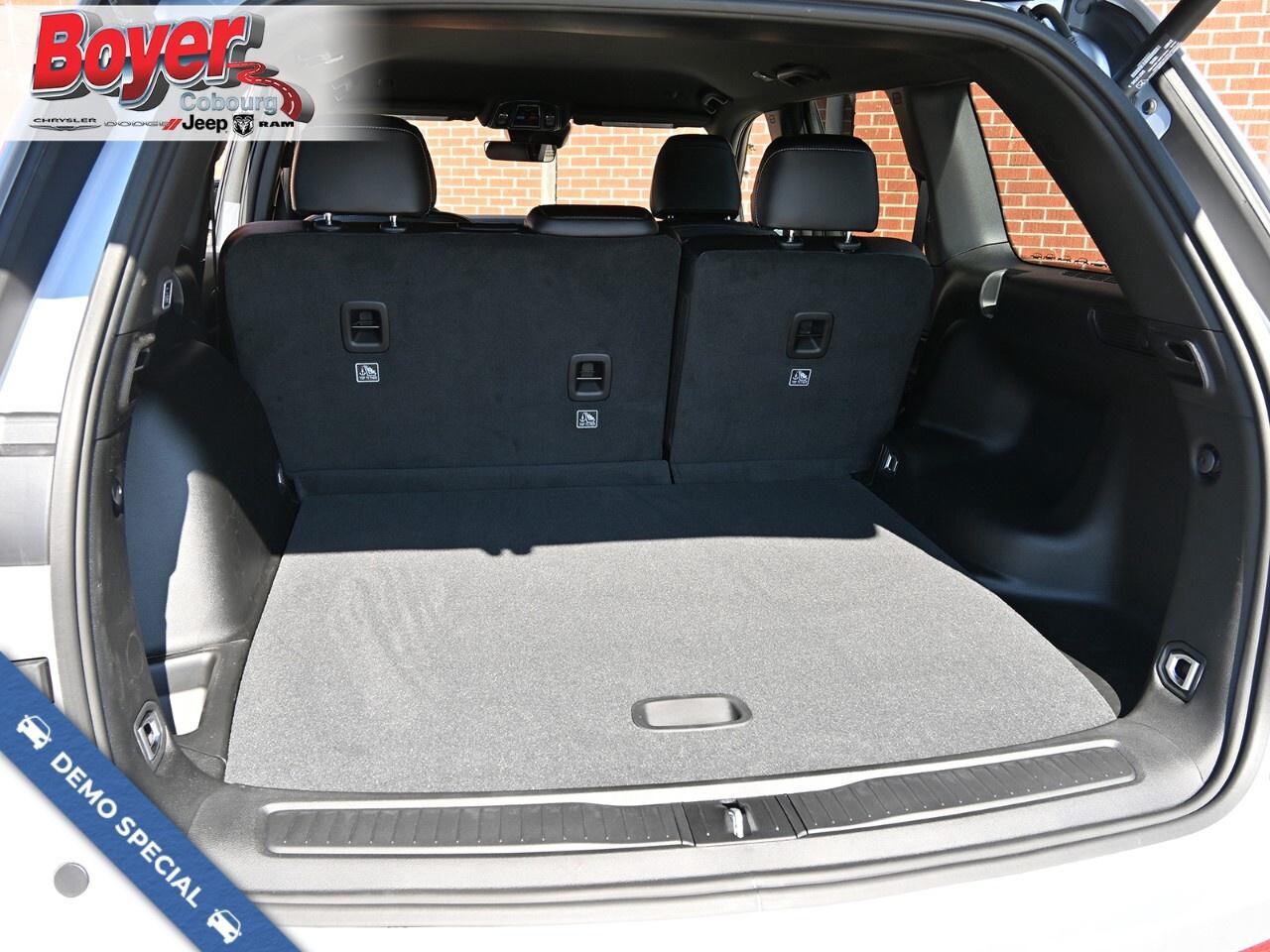 2025 Jeep Grand Cherokee LAREDO 4x4 Photo