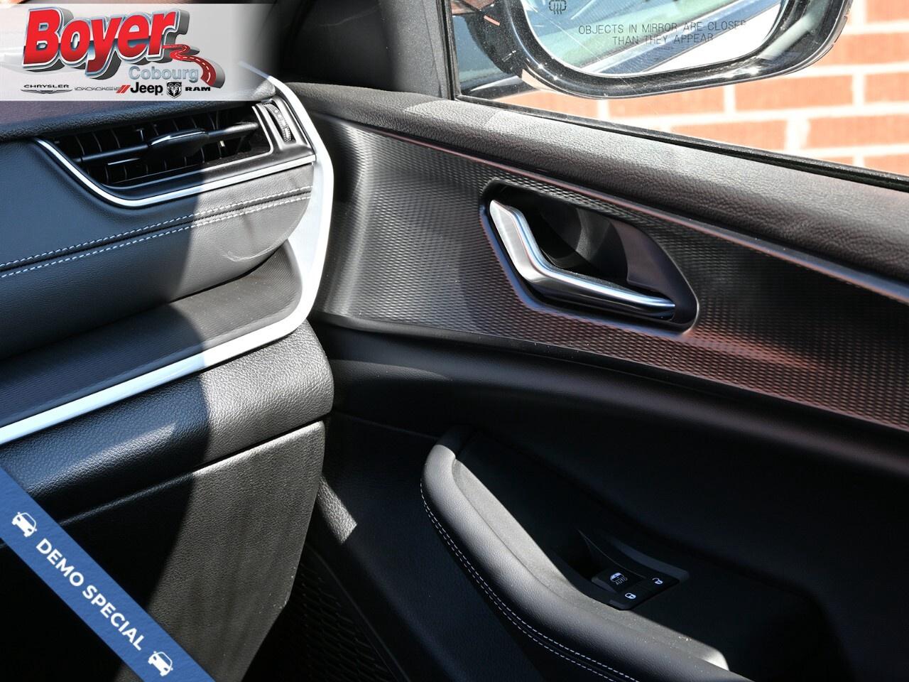 2025 Jeep Grand Cherokee LAREDO 4x4 Photo