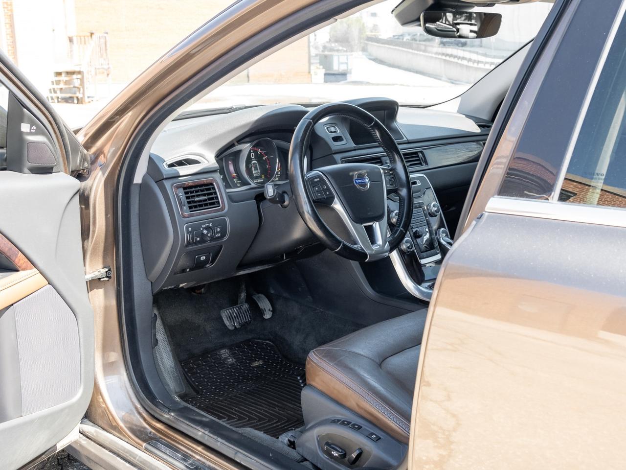 2015 Volvo XC70 2015.5 AWD Wgn T6, Leather, Sunroof Photo