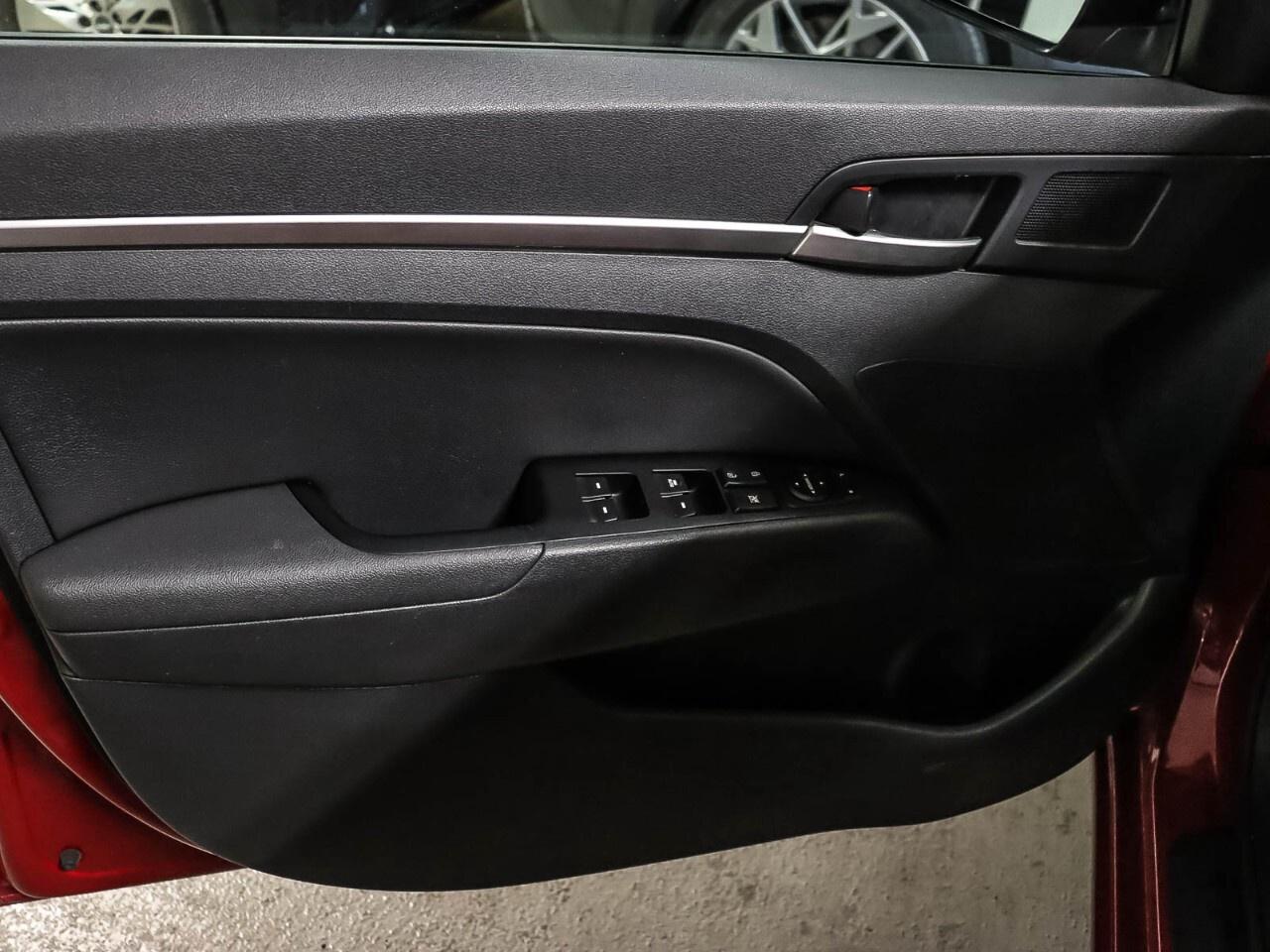 2020 Hyundai Elantra Luxury IVT Photo