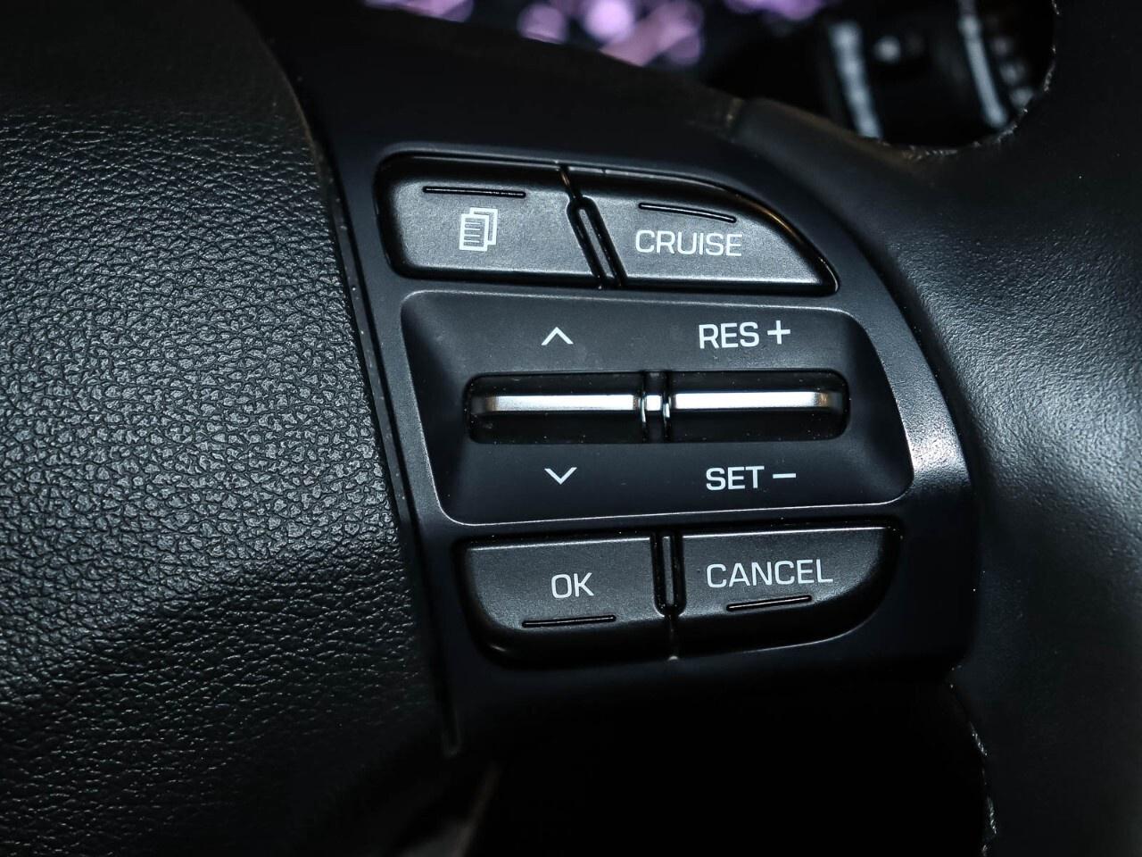 2020 Hyundai Elantra Luxury IVT Photo