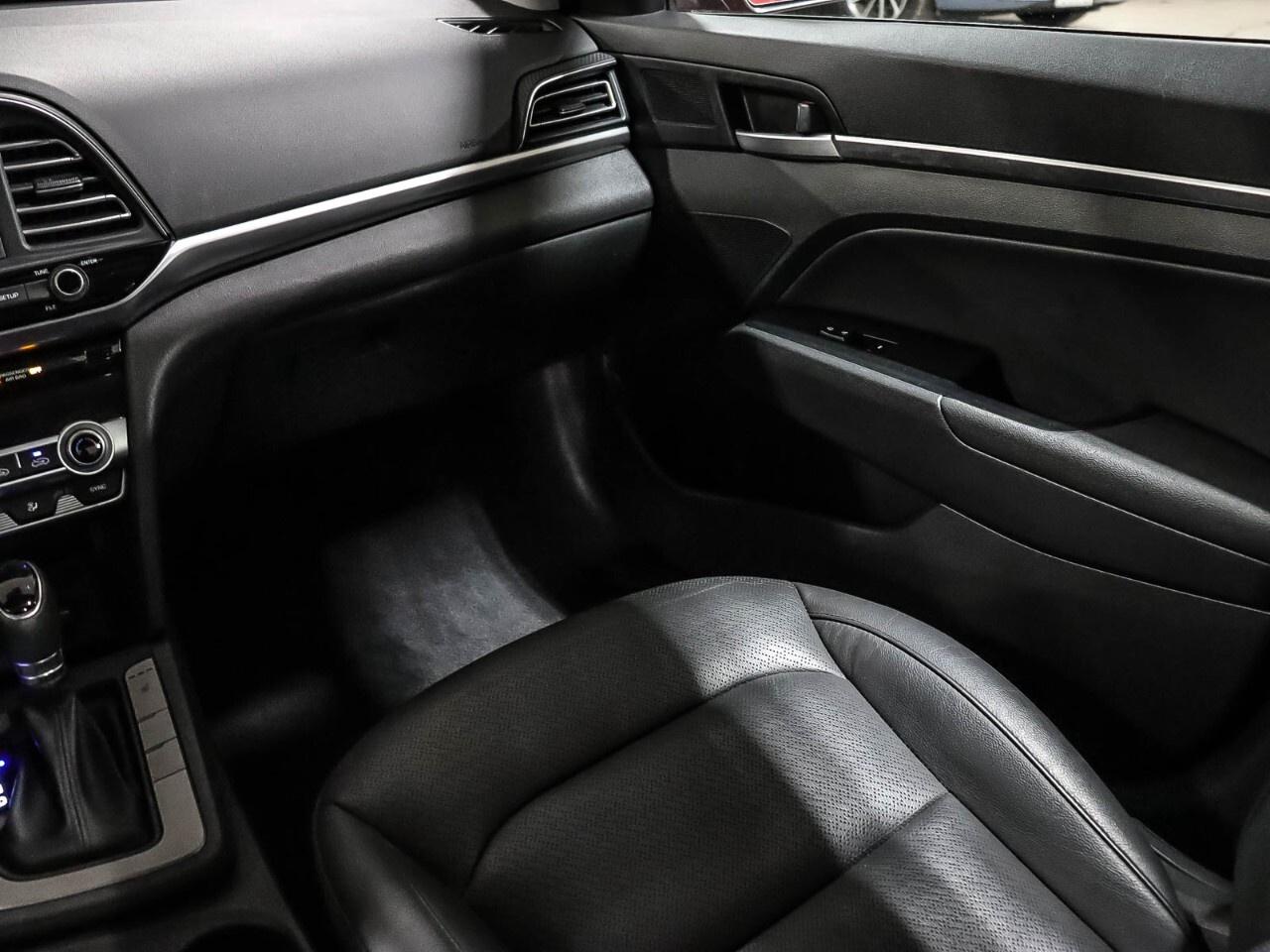 2020 Hyundai Elantra Luxury IVT Photo