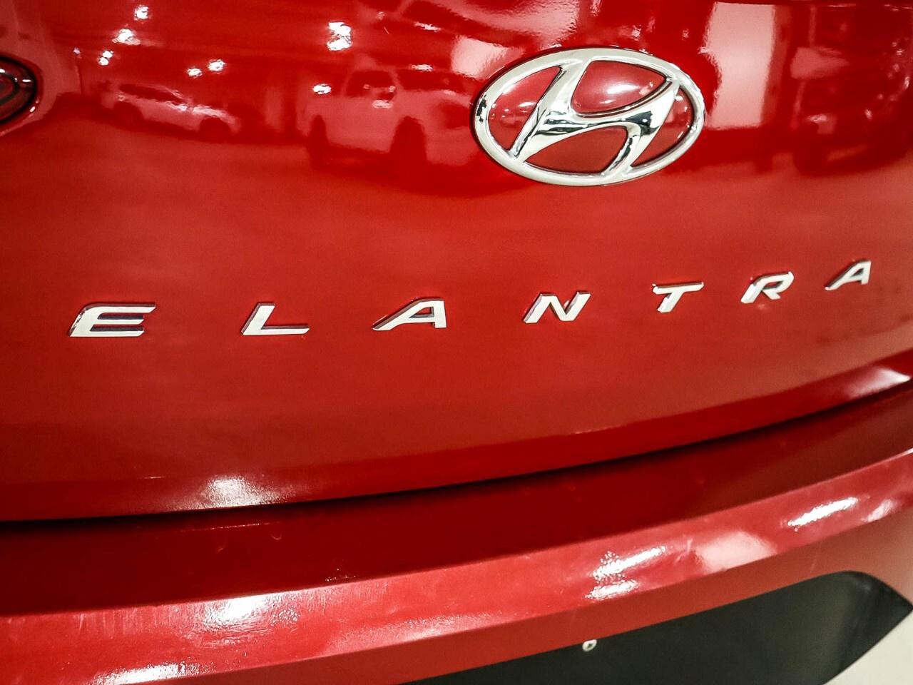 2020 Hyundai Elantra Luxury IVT Photo