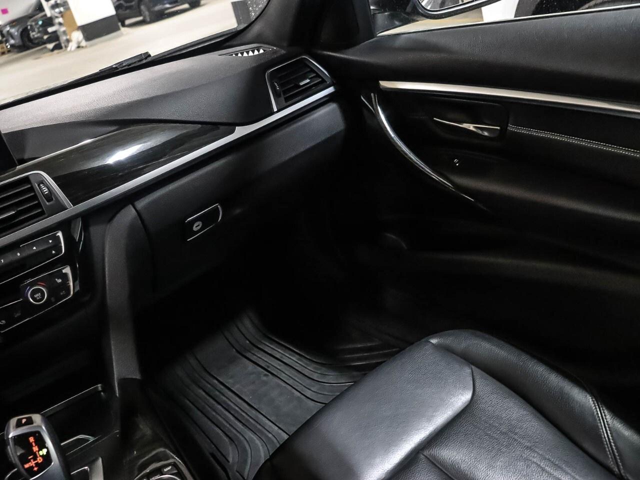 2017 BMW 3 Series 330i xDrive Sedan Photo