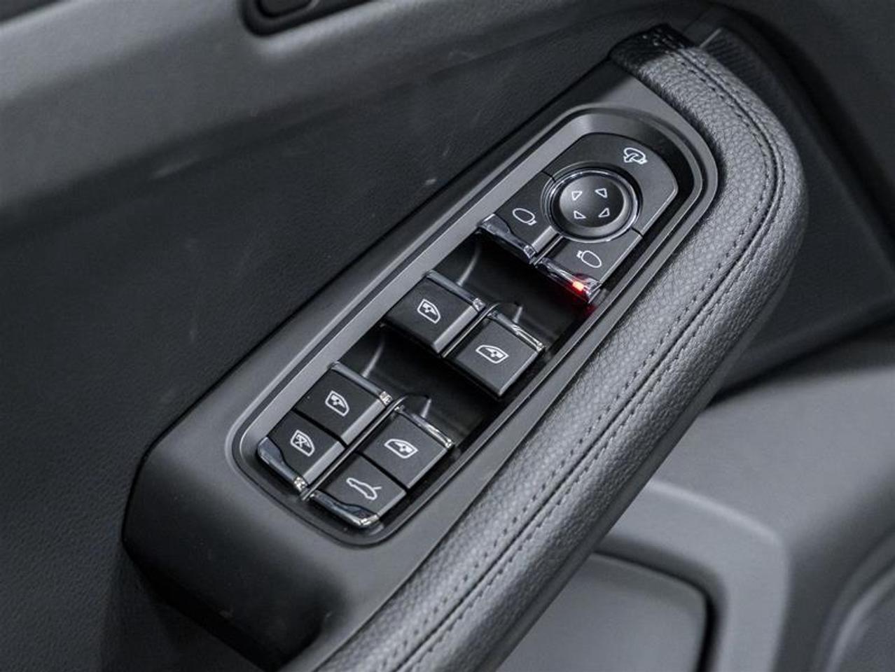 2025 Porsche Macan  Photo