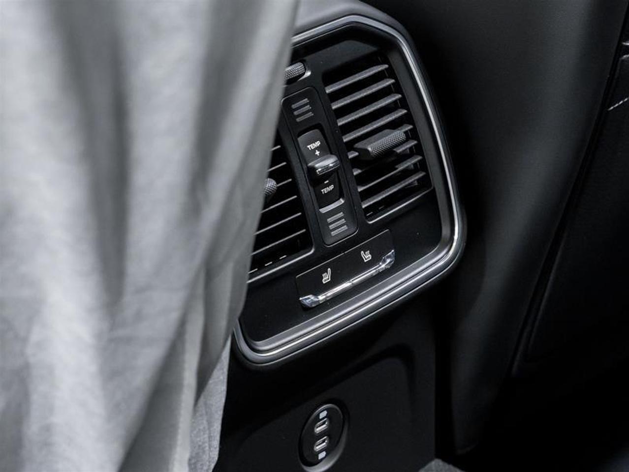 2025 Porsche Macan  Photo