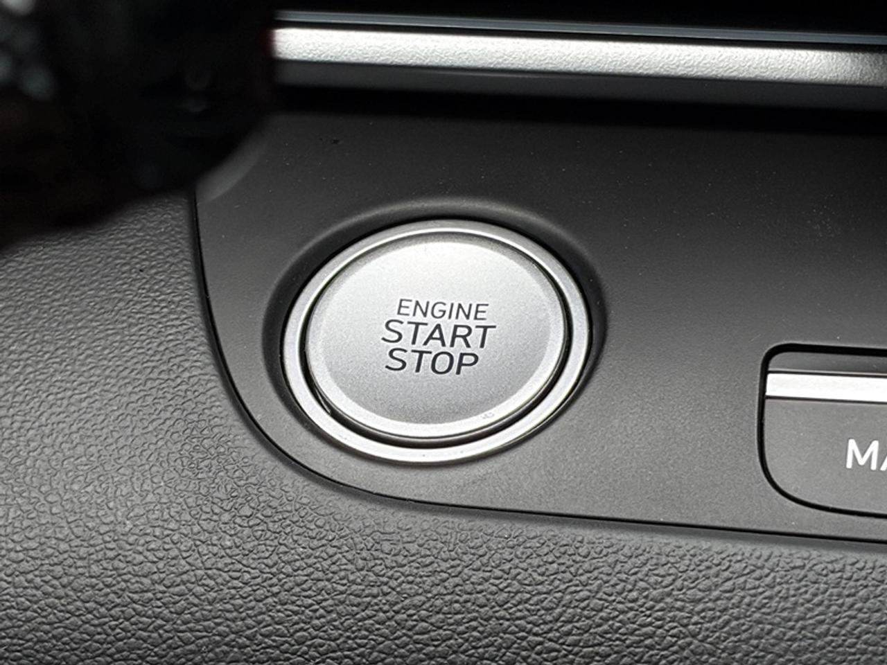 2025 Hyundai Elantra Luxury DCT   Leather   Roof   Navi   Remote Start   Heated Seats Photo