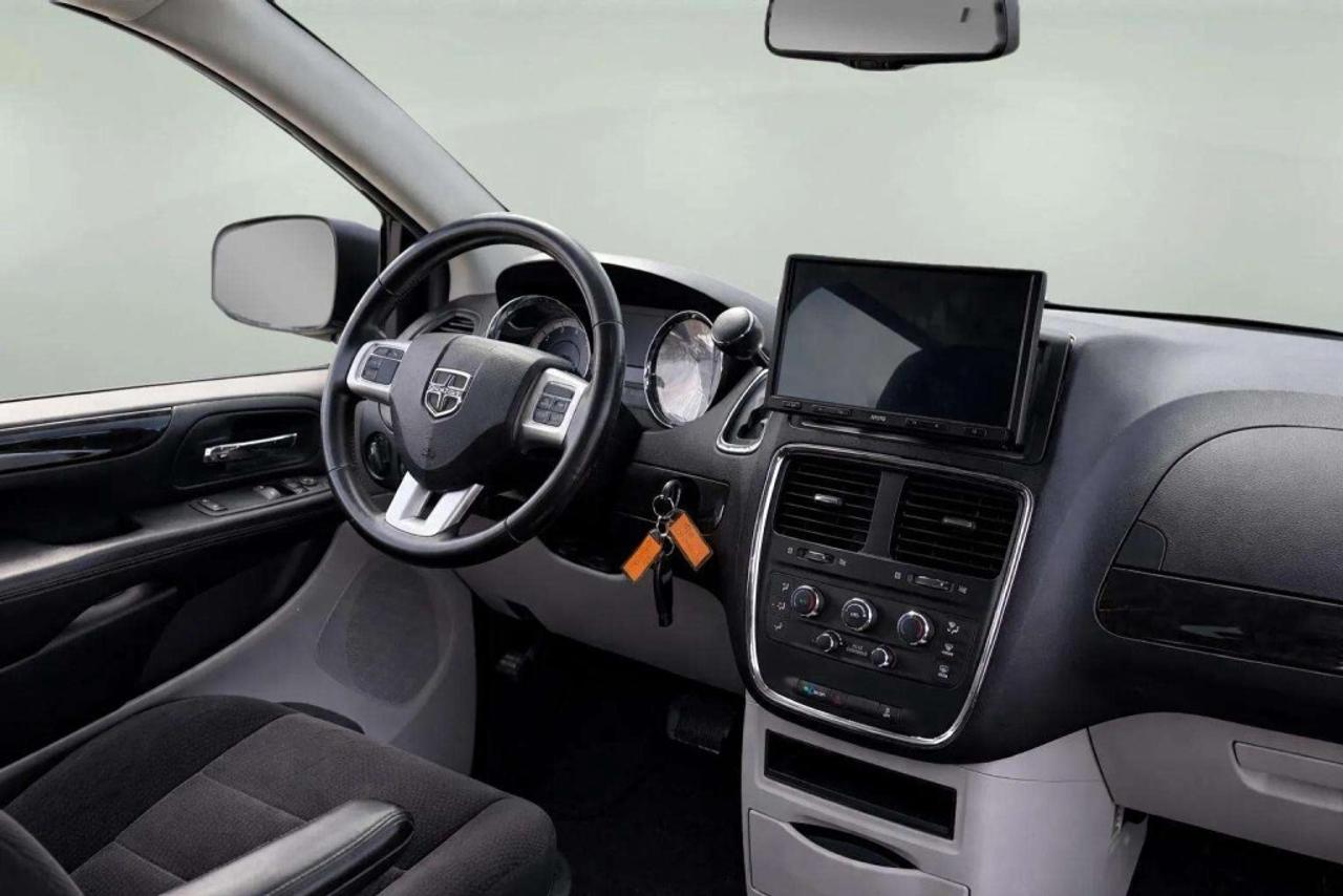 2017 Dodge Grand Caravan WITH BRUNO JOEY LIFT - WHEELCHAIR LIFT Photo