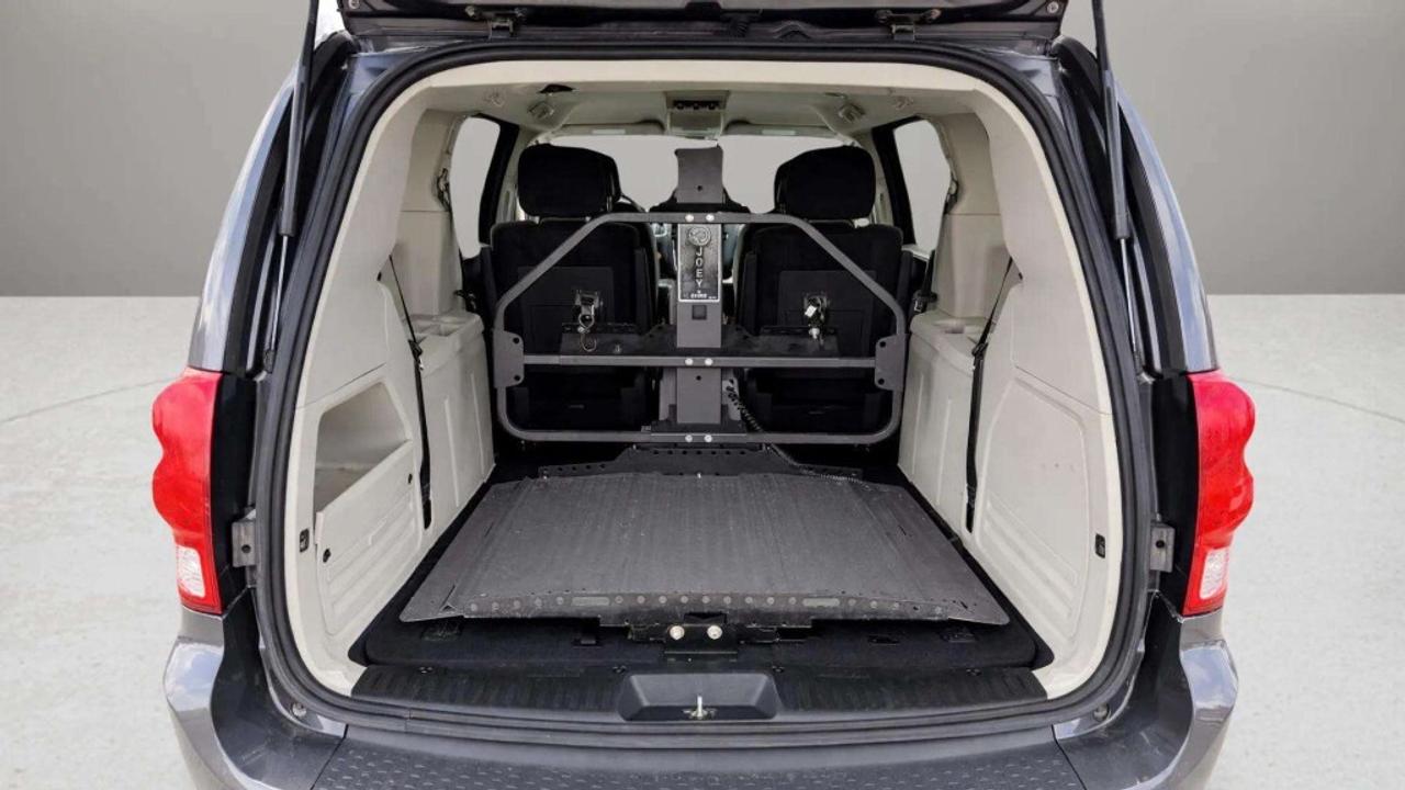 2017 Dodge Grand Caravan WITH BRUNO JOEY LIFT - WHEELCHAIR LIFT Photo