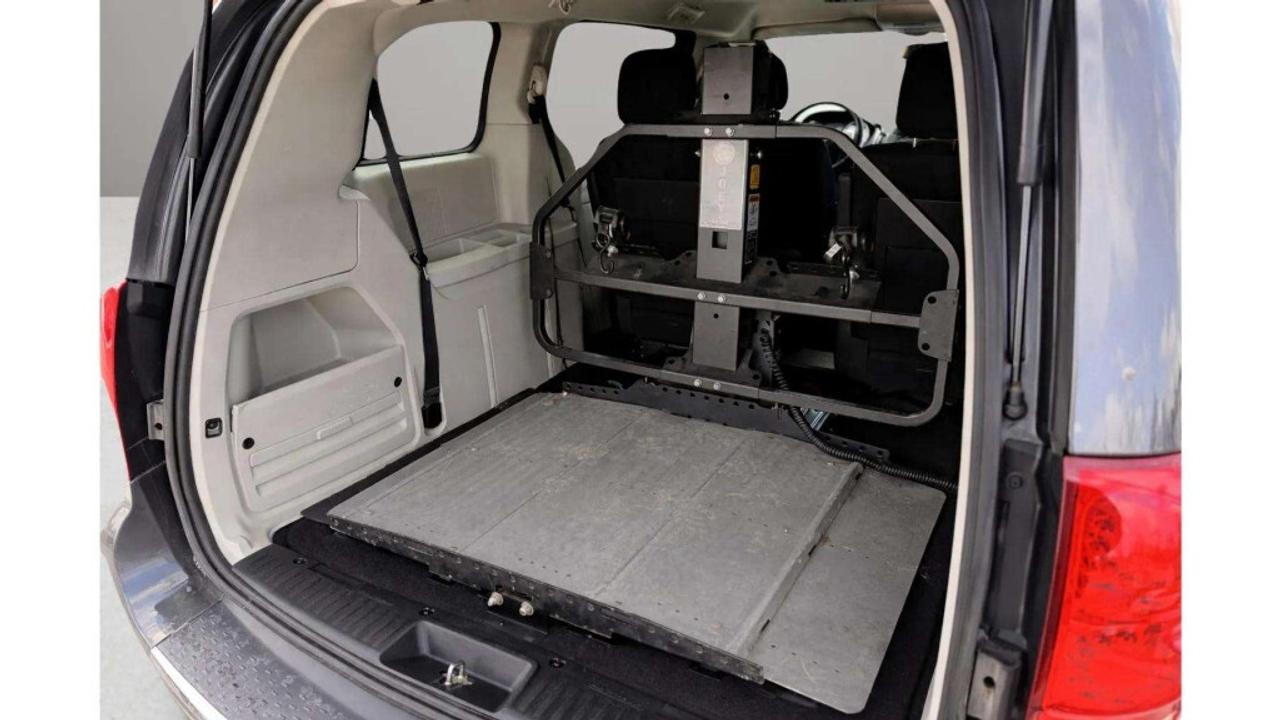 2017 Dodge Grand Caravan WITH BRUNO JOEY LIFT - WHEELCHAIR LIFT Photo
