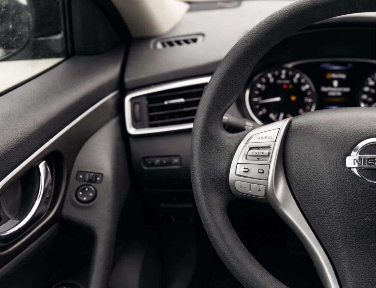 2015 Nissan Rogue S AWD Photo