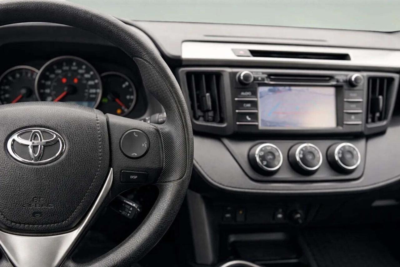 2016 Toyota RAV4 LE  All-wheel Drive Photo