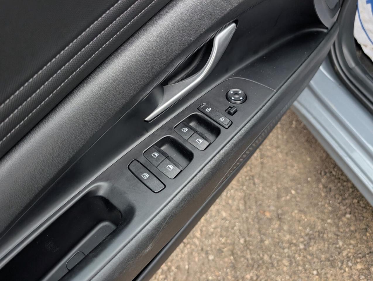 2022 Hyundai Elantra Preferred   CAMERA   LANE ASSIST   BLIND SPOT    H Photo