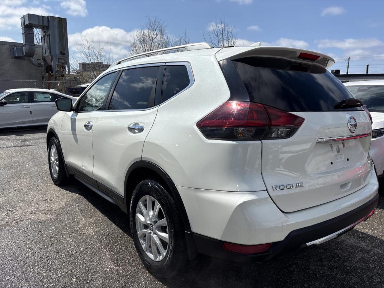 2019 Nissan Rogue SV Photo3