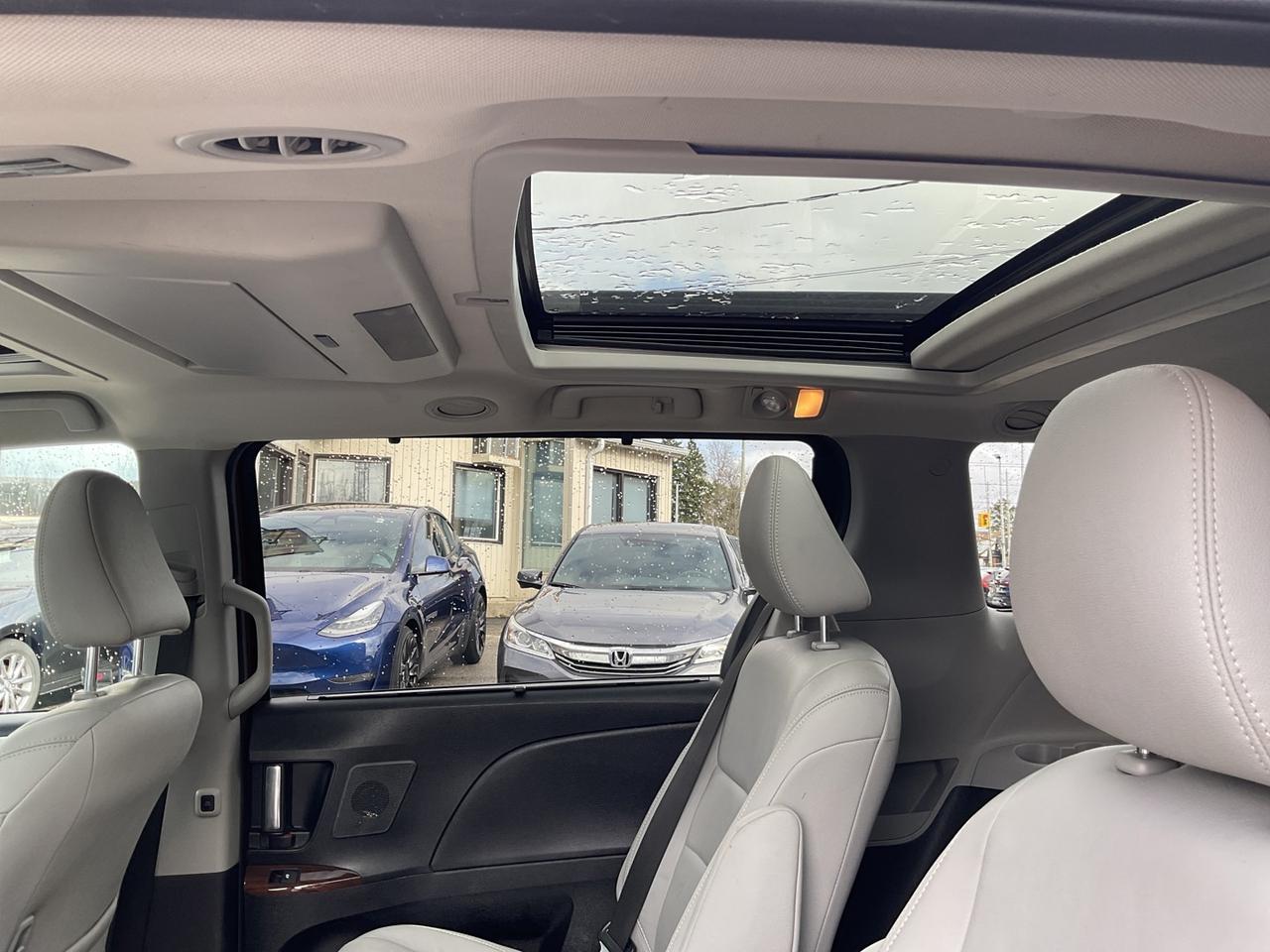 2015 Toyota Sienna LIMITED FWD 7-Passenger V6 - LTHR! NAV! BACK-UP CA Photo