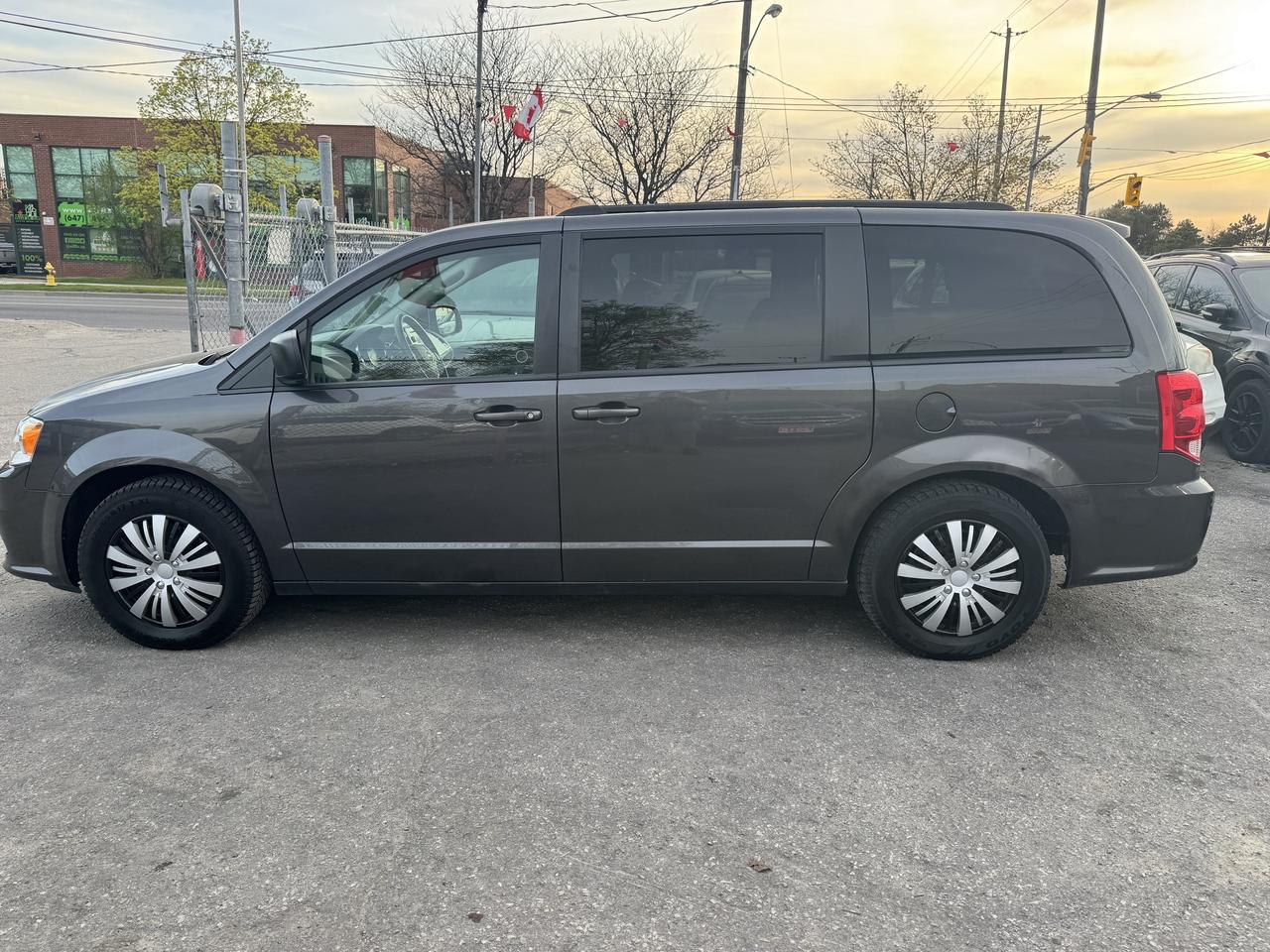 2018 Dodge Grand Caravan *** 3 YEAR WARRANTY INCLUDED *** Photo2