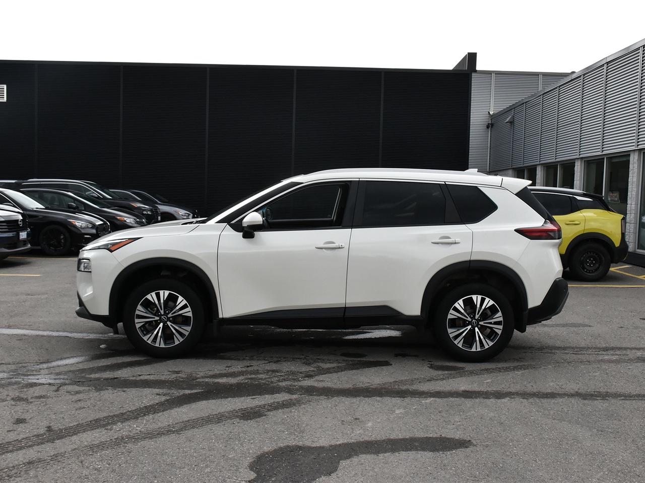 2022 Nissan Rogue SV  - Moonroof -  Apple CarPlay Photo2