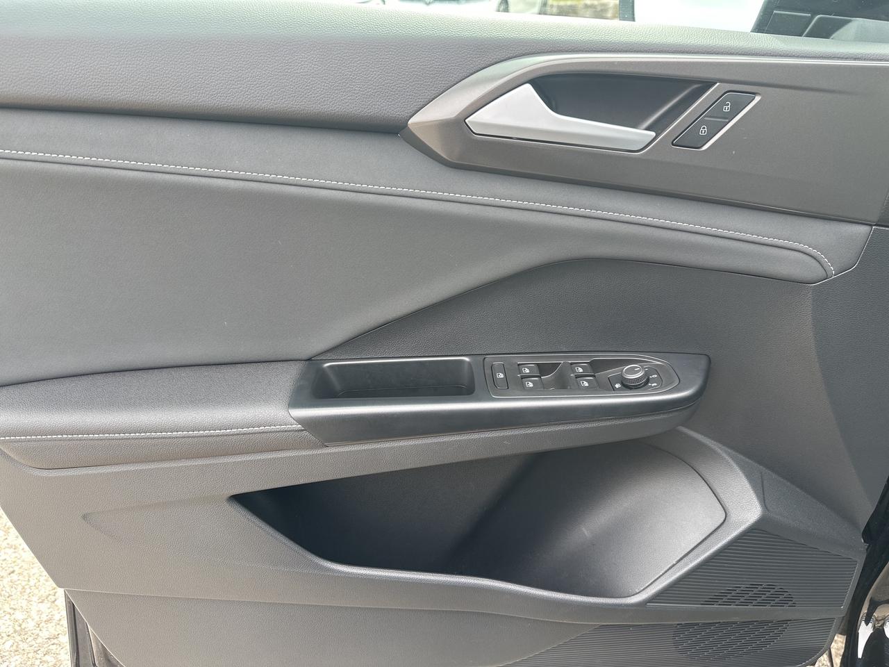 2025 Volkswagen Taos Comfortline Black Edition 4MOTION Photo