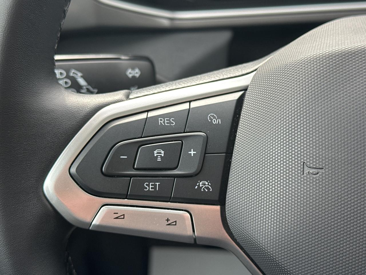2025 Volkswagen Taos Comfortline Black Edition 4MOTION Photo