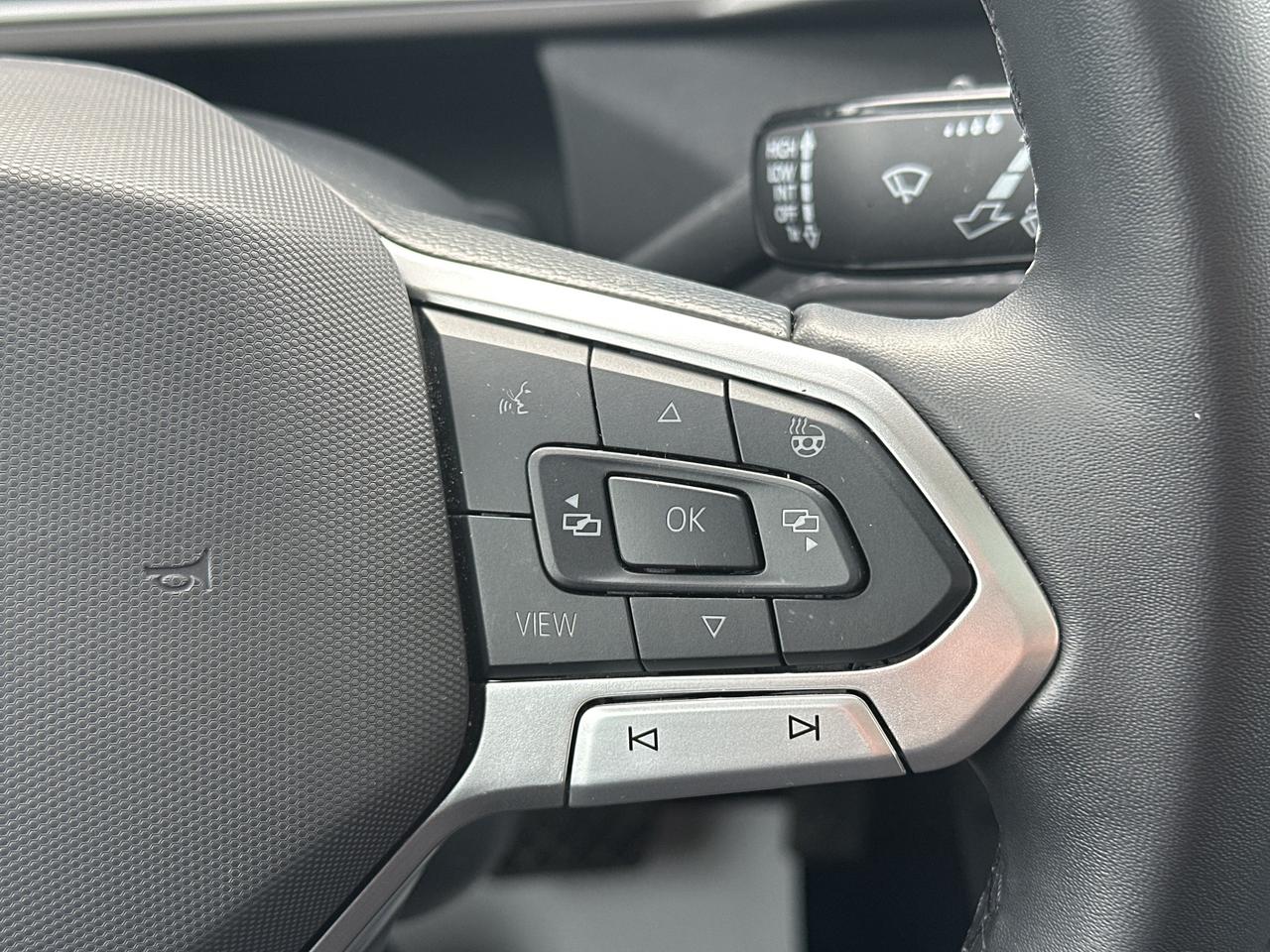 2025 Volkswagen Taos Comfortline Black Edition 4MOTION Photo