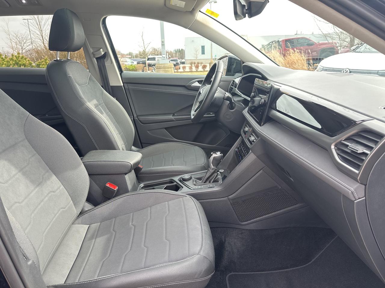 2025 Volkswagen Taos Comfortline Black Edition 4MOTION Photo